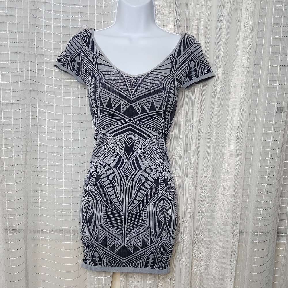Bebe Y2K Bodycon Geometric Patterned Grey & Navy Dress W/ Cap Sleeves SzS